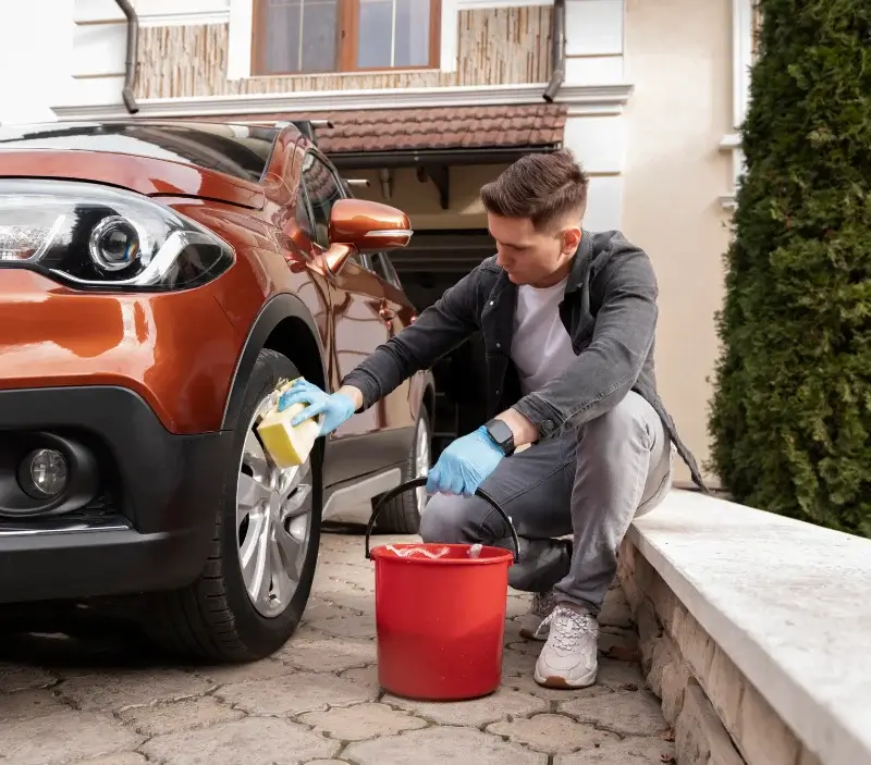 Lavage auto à domicile Lachassagne : professionnel intervenant sur un véhicule